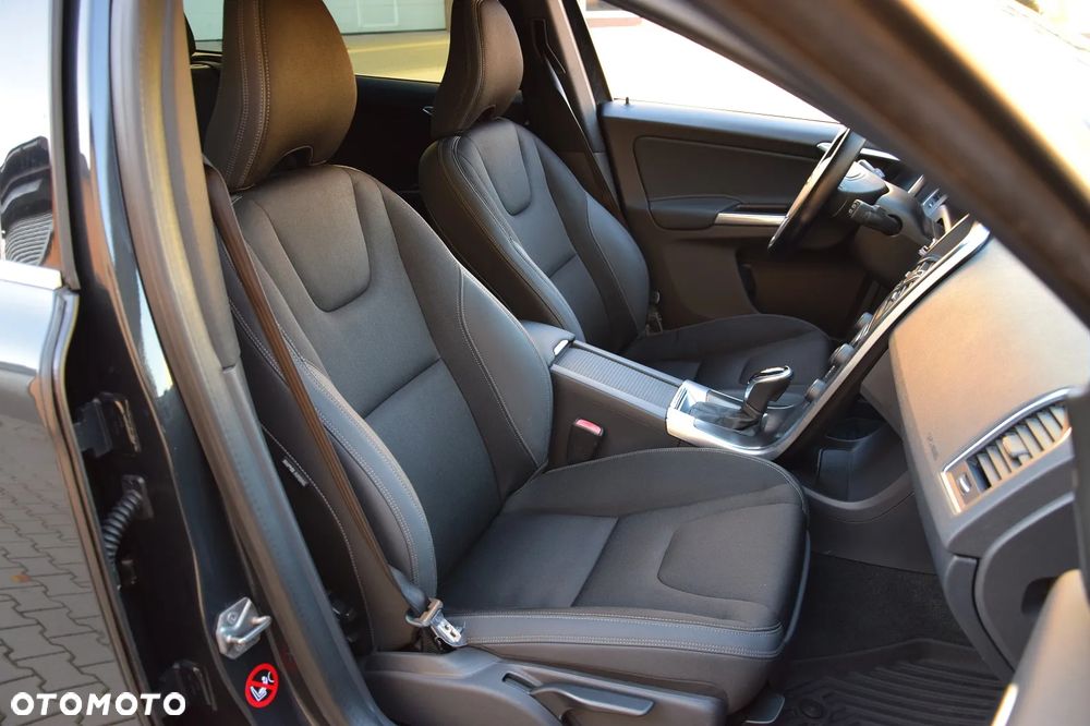 Volvo XC 60 D5 AWD Geartronic Momentum - 17