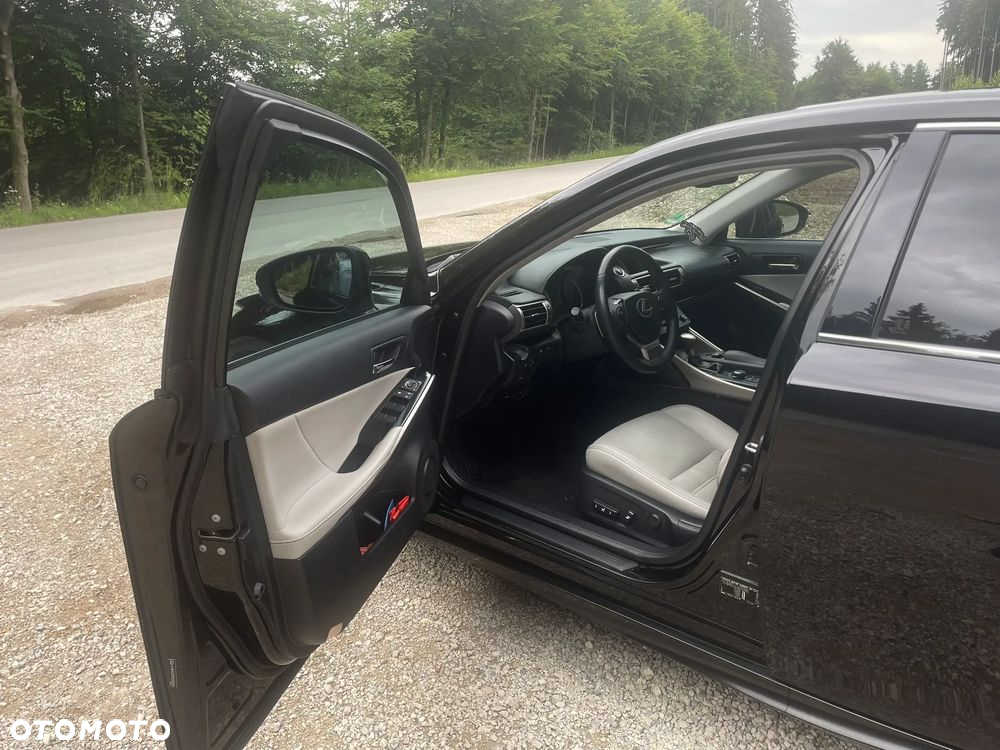 Lexus IS 300h Executive Line - 16