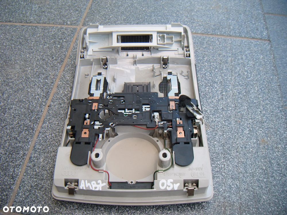 audi a4 b7 lampka oświetlenia kabiny przód - 2