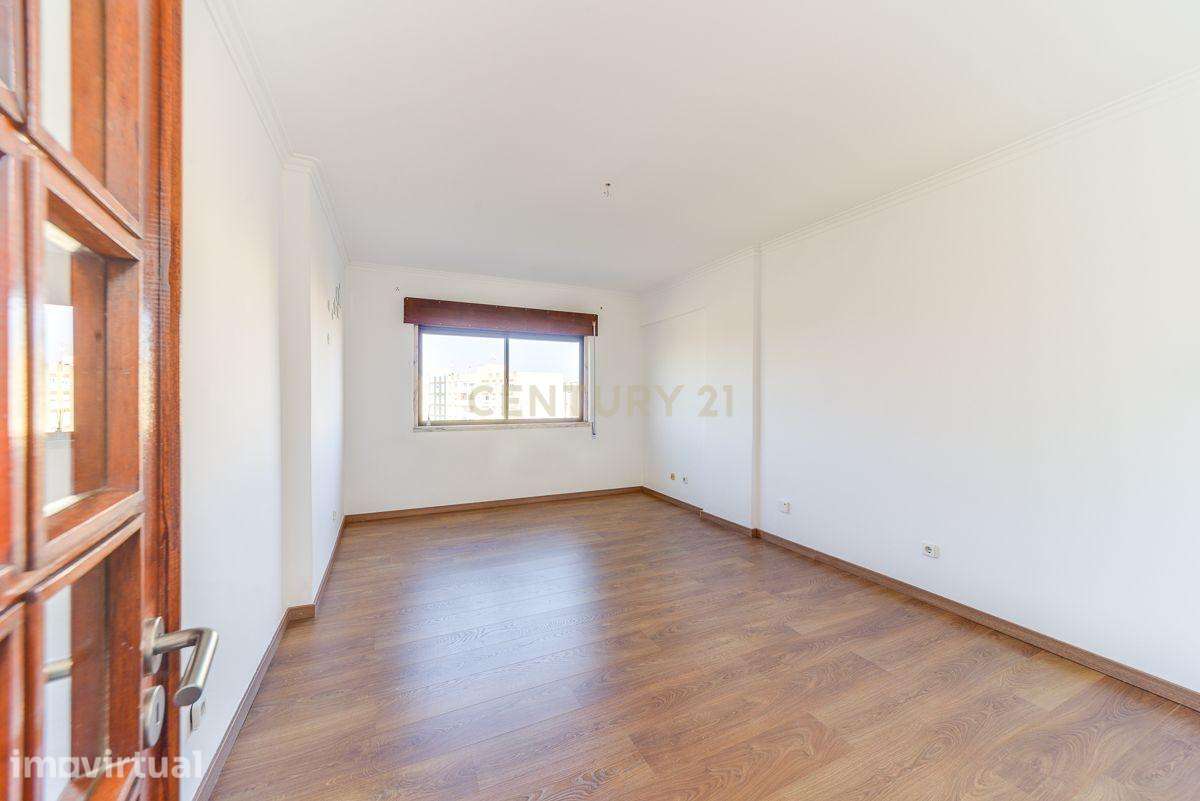 Apartamento T2 com 75 m², situado numa zona central e muito procurada - Grande imagem: 2/19