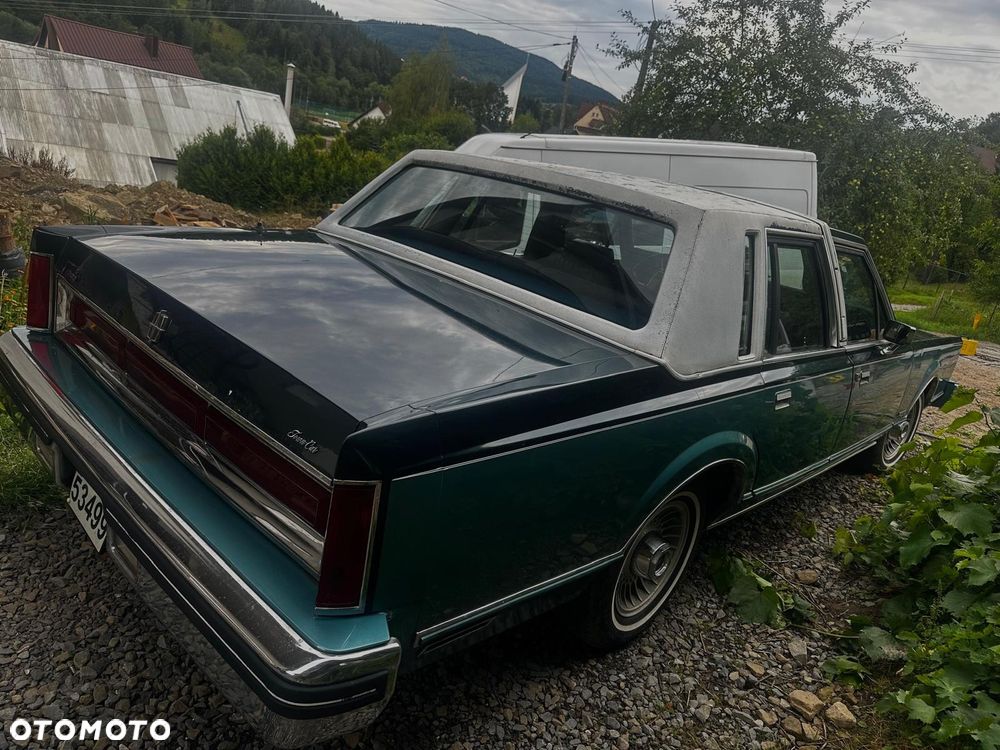 Lincoln Town Car - 8