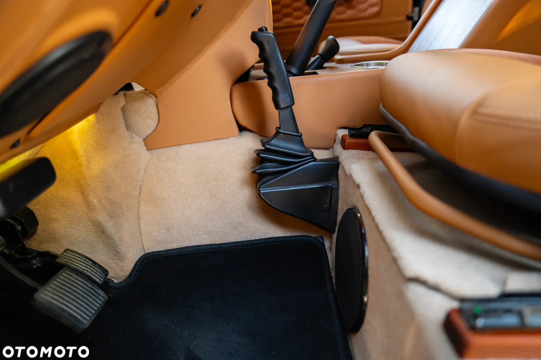 Land Rover Defender - 16