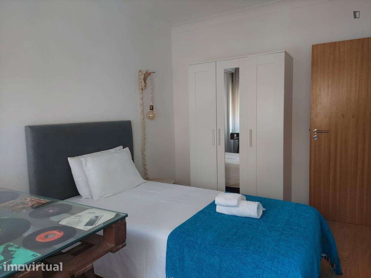 Quarto - localizado em Santa Marinha Porto - Grande imagem: 4/15