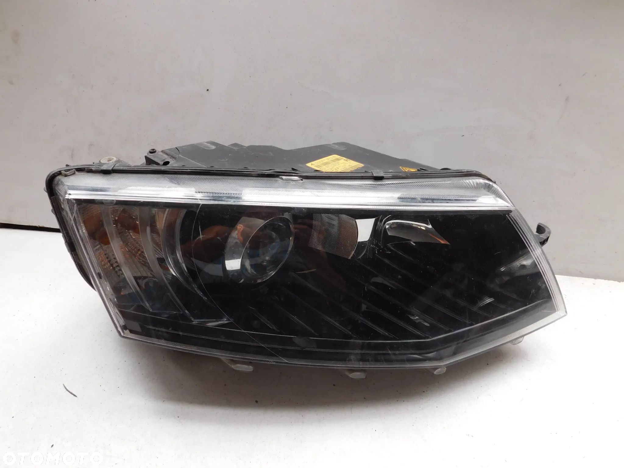 lampa prawa przód SKODA OCTAVIA III XENON SKRĘTNY EUROPA - 1