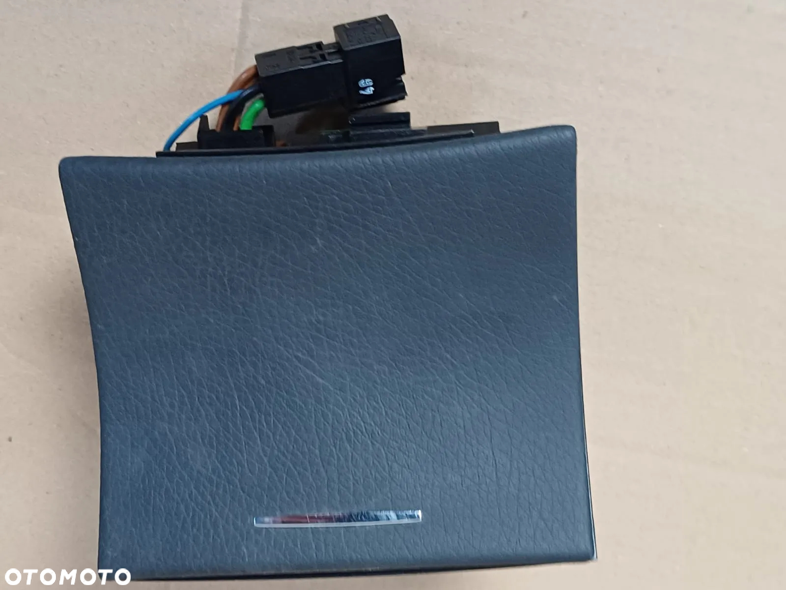 MERCEDES W211 Gniazdo zapalniczki tunelu tylnego W2218200009 - 2