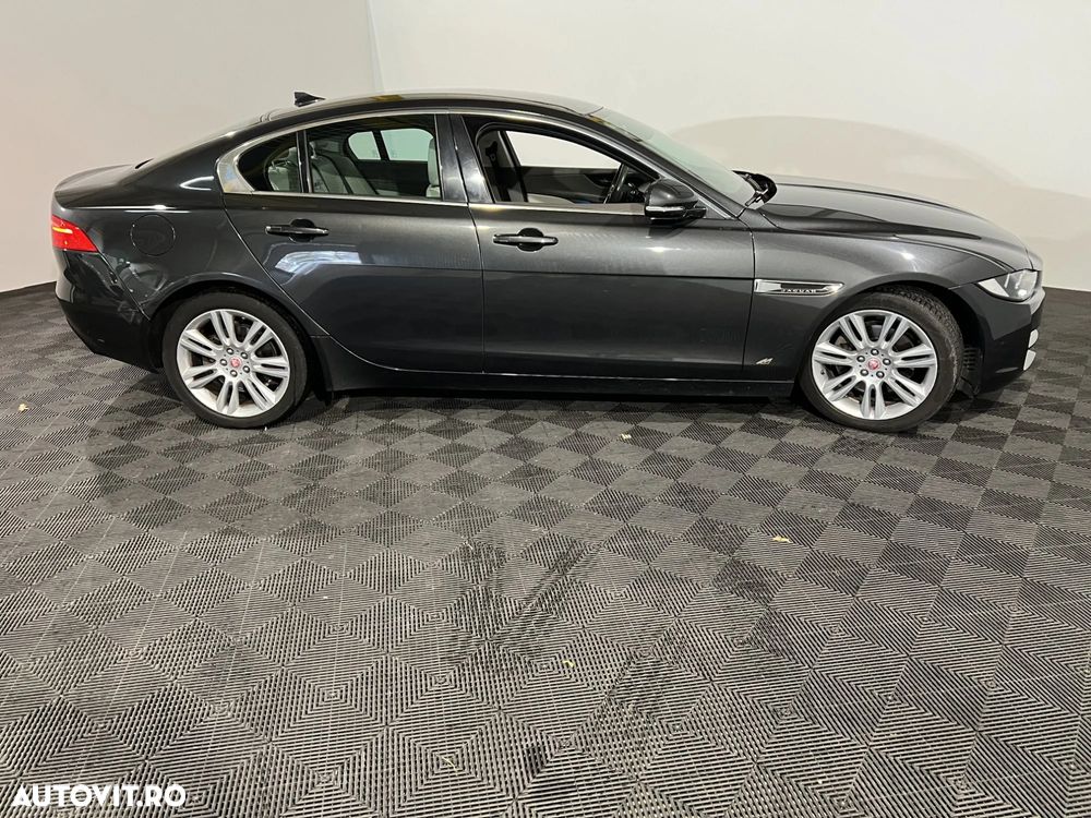 Jaguar XE 2.0 Pure - 6
