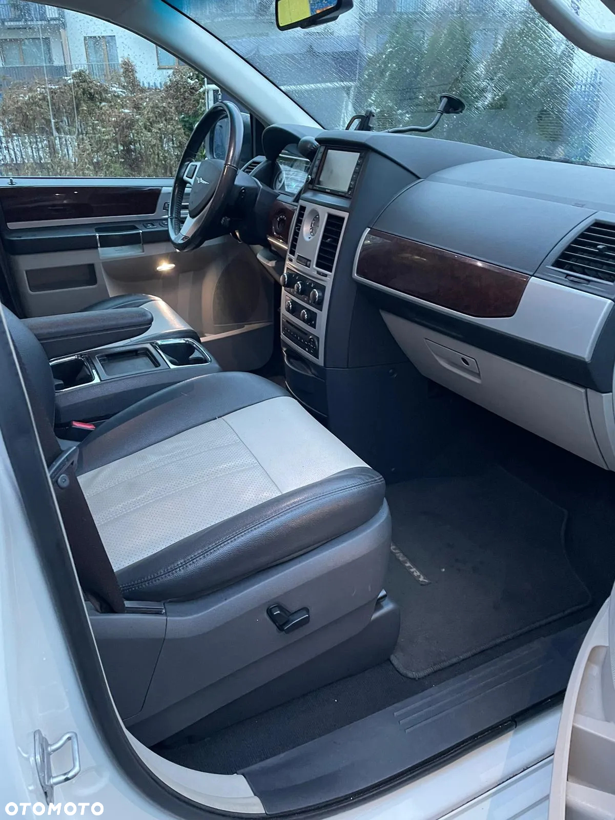 Chrysler Town & Country - 18