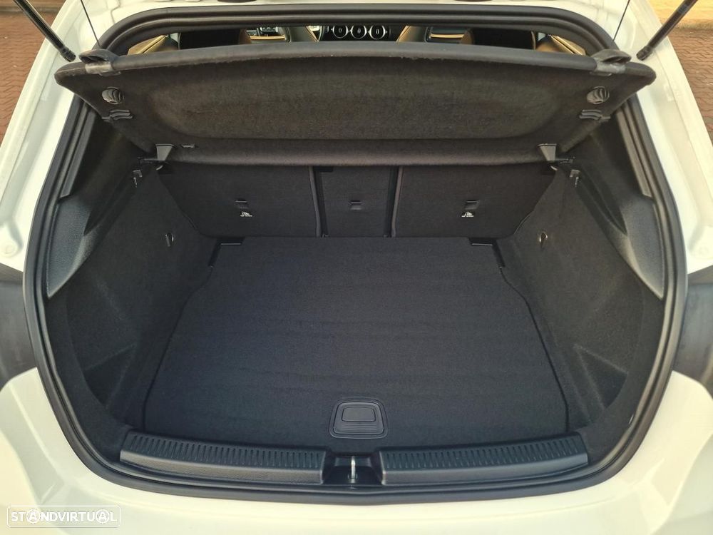 Mercedes-Benz A 180 d AMG Line Aut. — fotografia 25