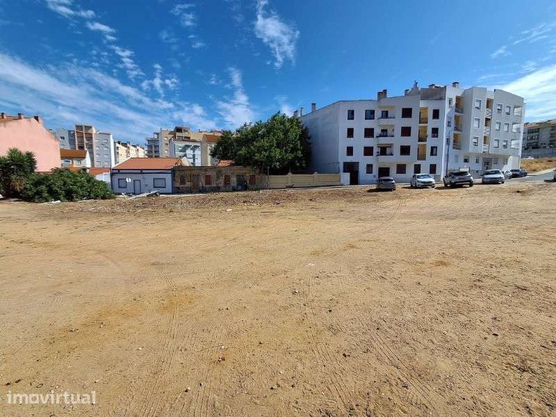 Terreno Urbano com Edifício Aprovado para 11 T2 e 7 T3, no Coração de - Grande imagem: 2/23