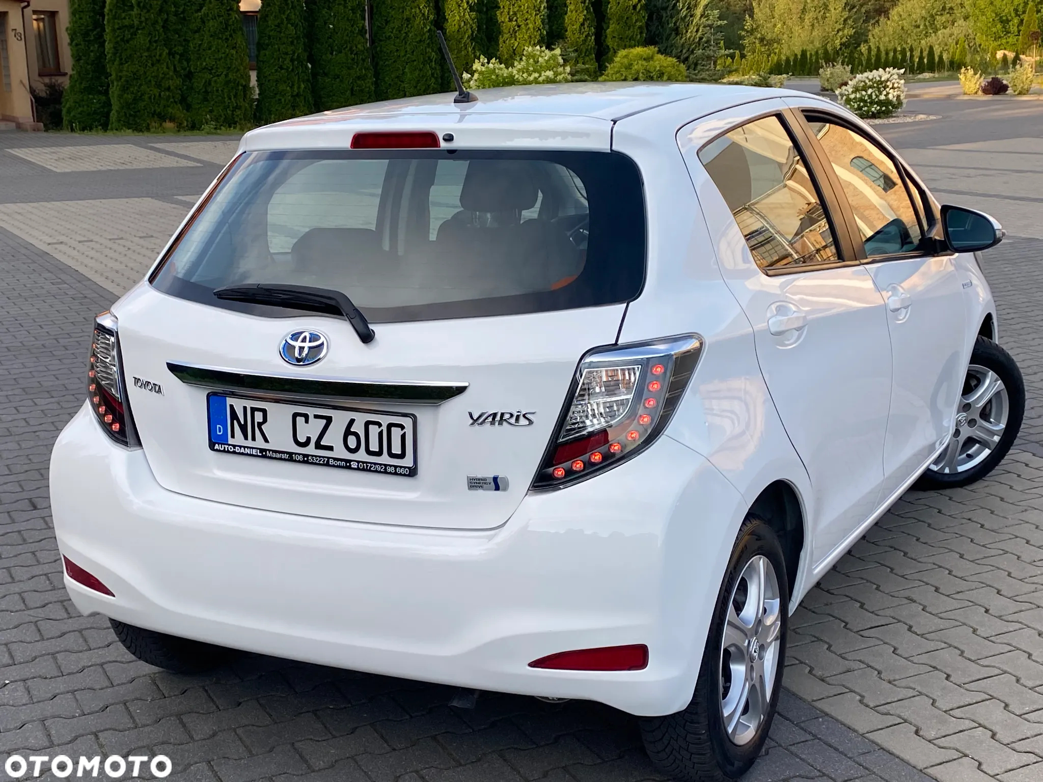 Toyota Yaris Hybrid 100 Premium - 11