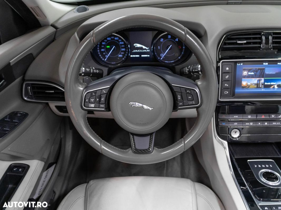 Jaguar XE - 14