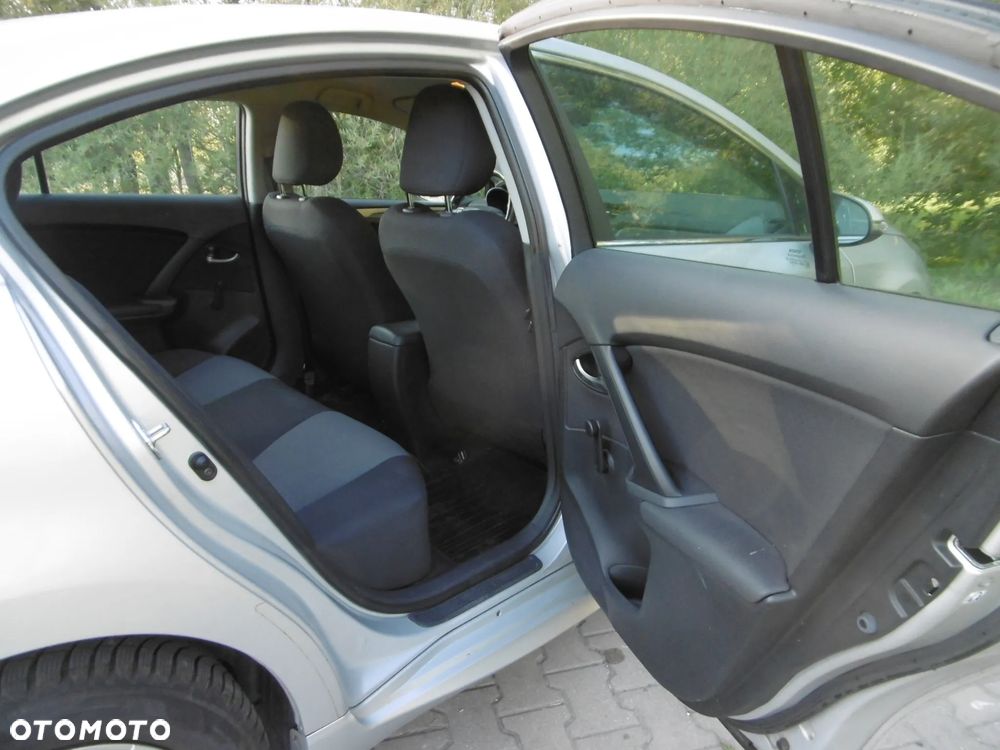 Toyota Avensis 1.6 Active - 11
