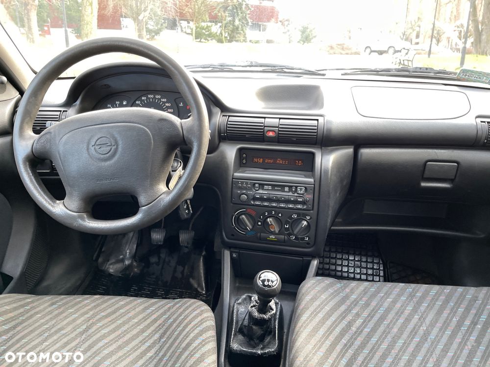 Opel Astra 1.4 GL - 12