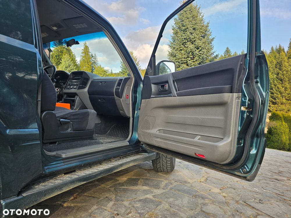 Mitsubishi Pajero - 25