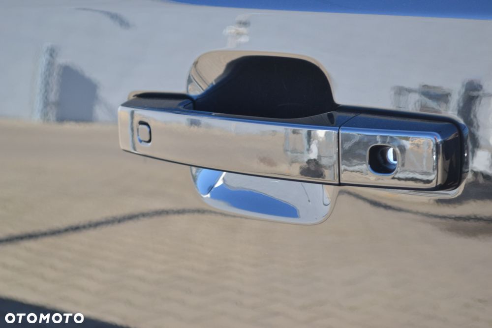 Land Rover Defender 110 D300 X-Dynamic SE - 25