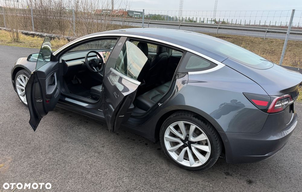 Tesla Model 3 - 3