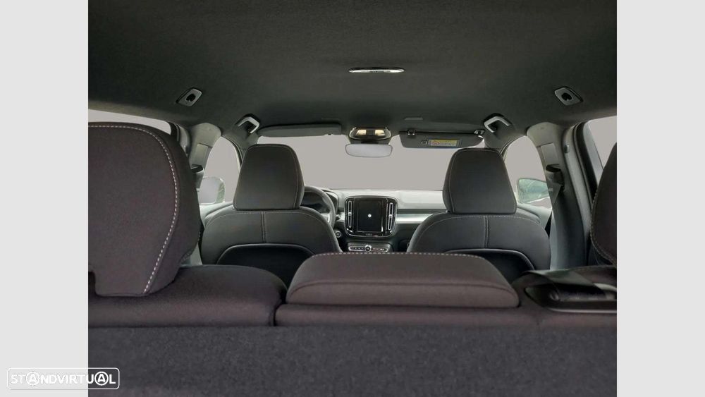 Volvo XC 40 2.0 B3 Plus Dark - 32