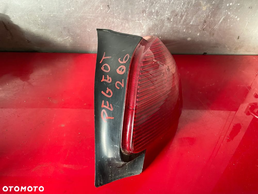 Lampa tylna prawa  z PEUGEOT 206 - 2