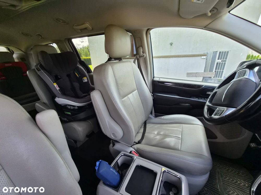 Chrysler Town & Country 3.6 Limited - 10