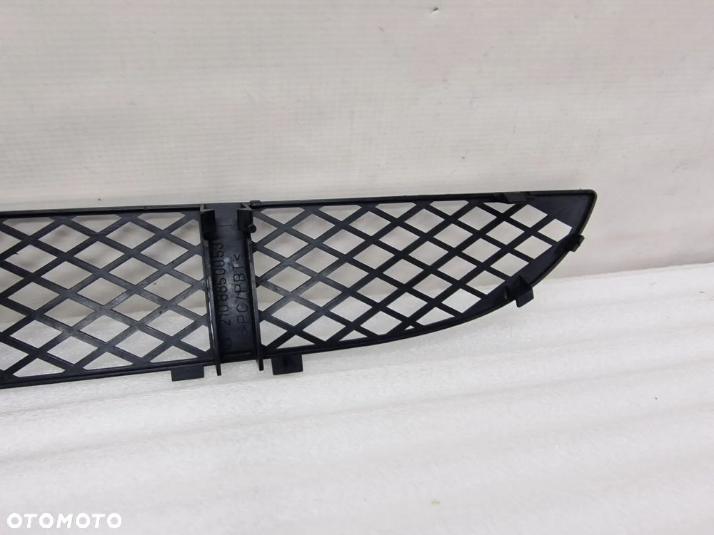 MERCEDES E-KLASSA W210 LIFT 99-01 KRATKA ŚRODKOWA ZDERZAKA PRZEDNIEGO , NR 2108850053 , NR AUKCIJ K258 - 8