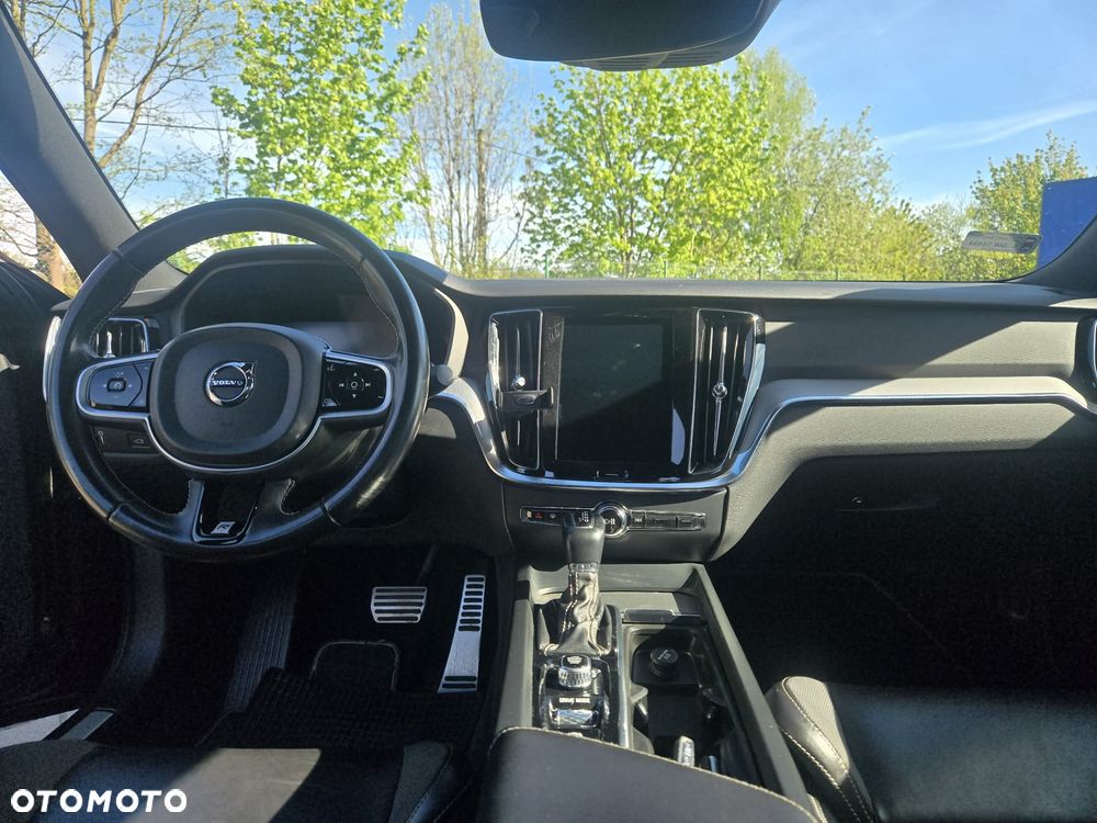 Volvo S60 T5 R-Design - 4