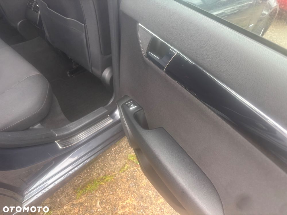Mercedes-Benz Klasa C 180 CGI Automatik BlueEFFICIENCY - 24