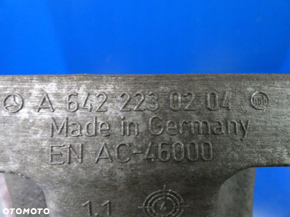 ML W164 CLS W219 S W221 3.0 CDI ŁAPA SILNIKA - 2