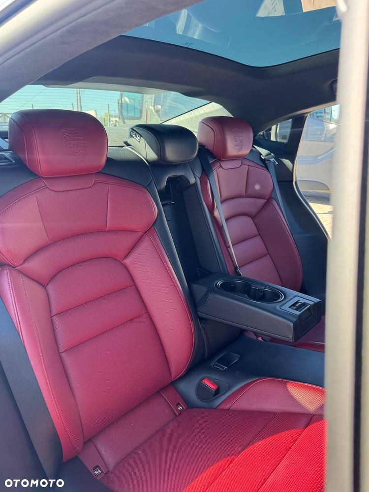 Porsche Taycan GTS - 14