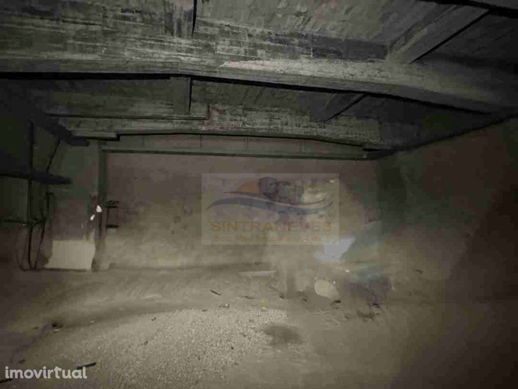 Garagem Estilo Bunker no Centro da Parede - Grande imagem: 3/8