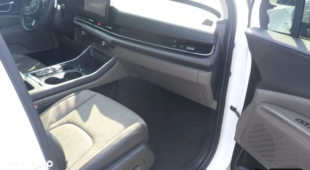 Kia Carnival - 8