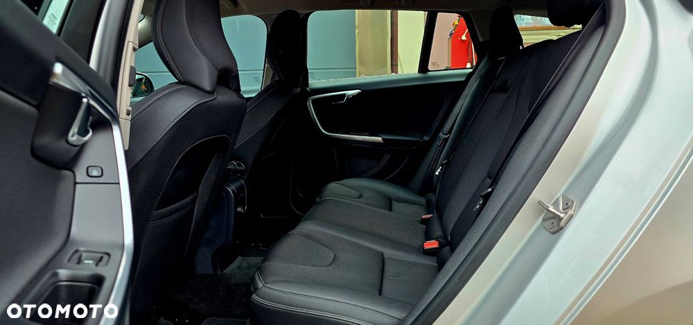 Volvo V60 D4 Momentum - 21