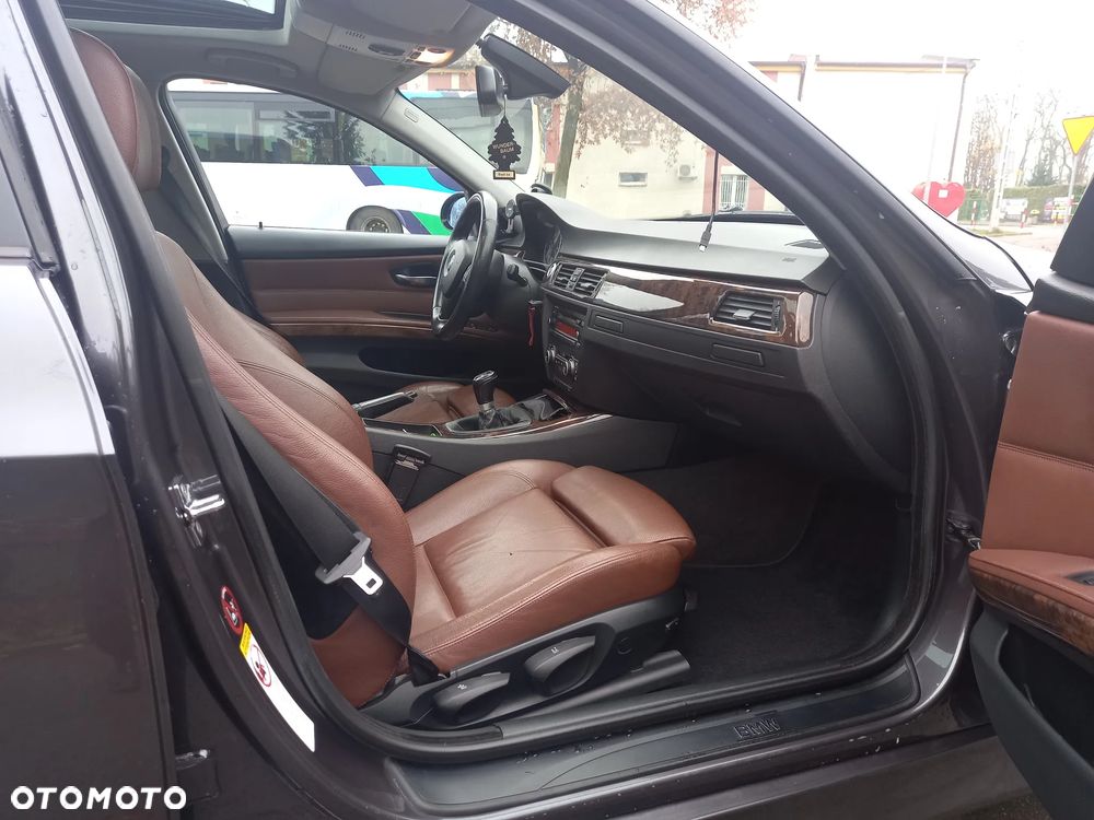 BMW Seria 3 320d Touring - 12