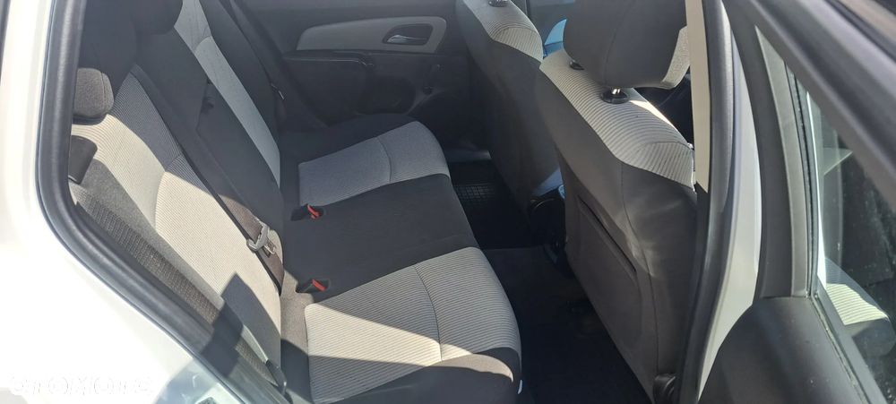 Chevrolet Cruze Station Wagon 1.6 LS+ - 25