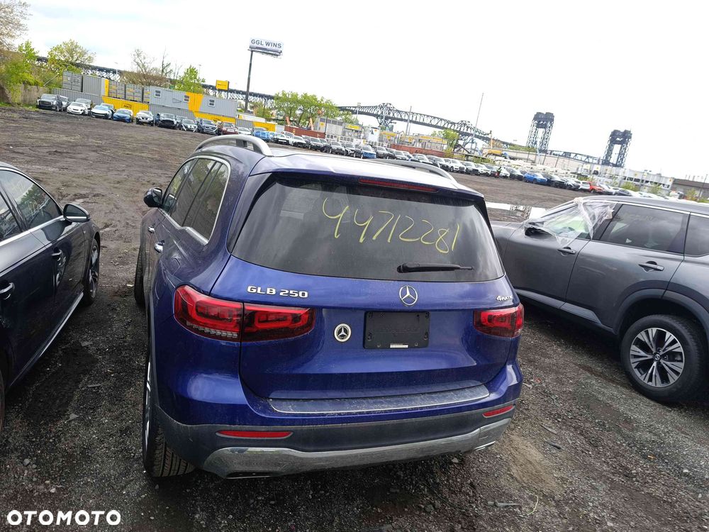 Mercedes-Benz GLB 250 4Matic 8G-DCT - 10