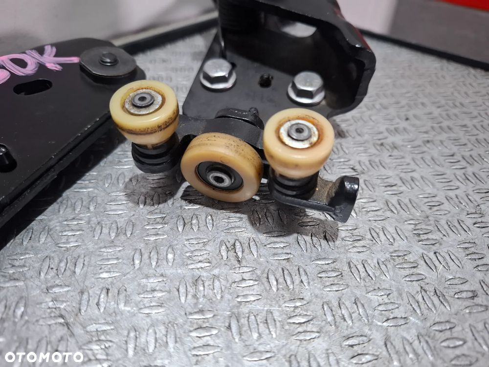 Rolki prowadnice drzwi przesuwnych prawych komplet Renault Kangoo IV 2024 rok - 2