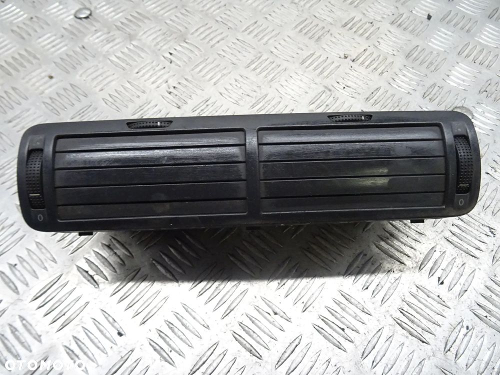 VW PASSAT B5 LIFT KOMBI 2.0 TDI KRATKA NAWIEWU ŚRODKOWA 3B0819728D - 3