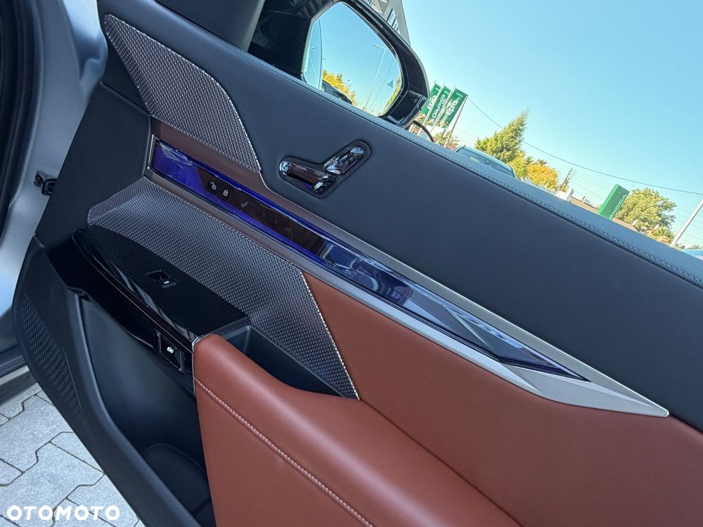 BMW Seria 7 M760e PHEV xDrive Individual Edition sport - 32