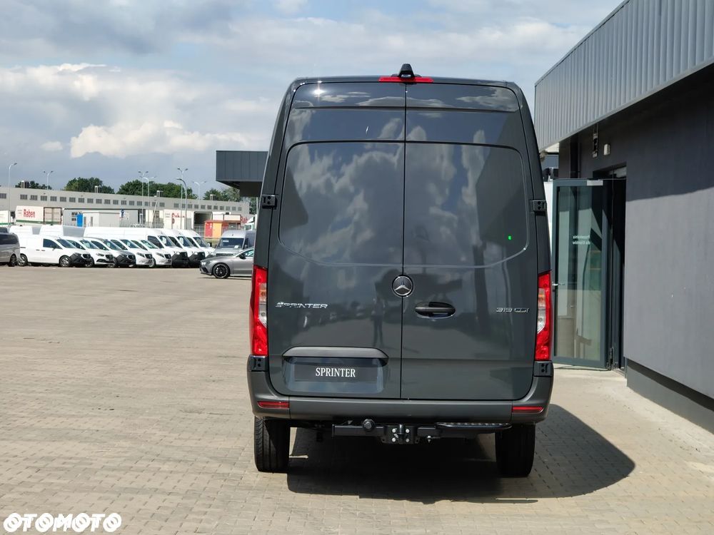 Mercedes-Benz Sprinter - 4