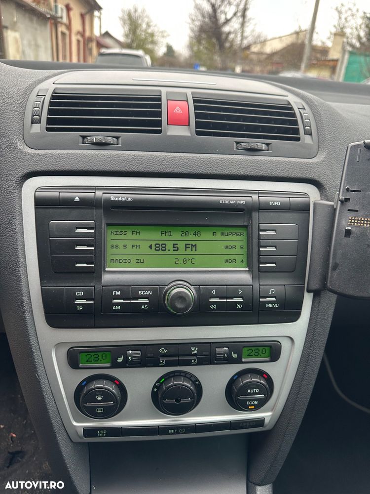 Skoda Octavia Combi 2.0 TDI CR DPF RS - 11