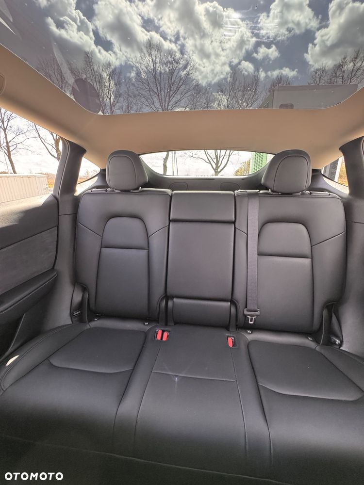 Tesla Model Y Long Range AWD - 28