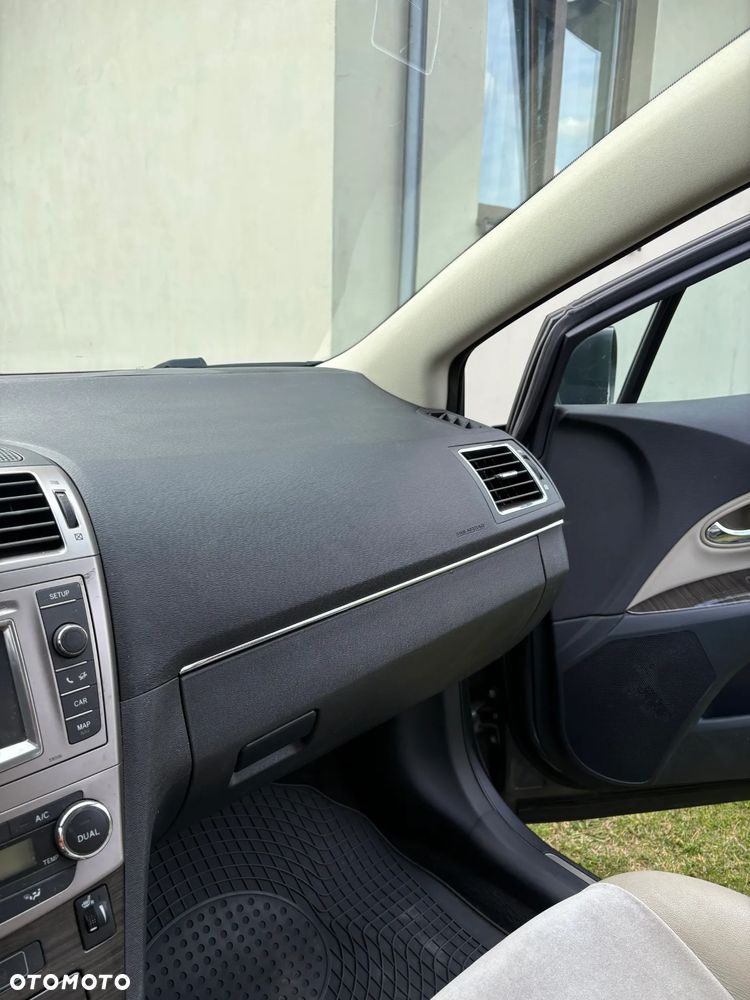 Toyota Avensis 1.8 Premium - 14