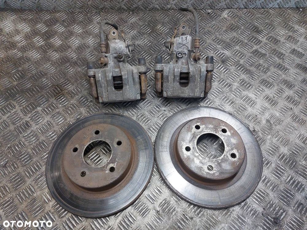 TARCZE HAMULCOWE TYŁ + KLOCKI + ZACISKI NISSAN PRIMERA P12 ID: 238850 - 1
