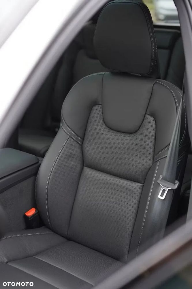 Volvo XC 60 B5 B AWD Plus Black Edition - 38