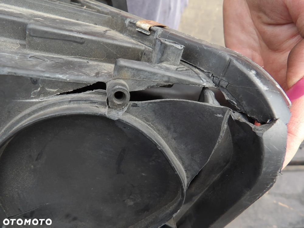 BMW - F45 - PRAWA LAMPA PRZEDNIA - H7 - PĘKNIĘTA - PRZYPALONA - EUROPA - 7