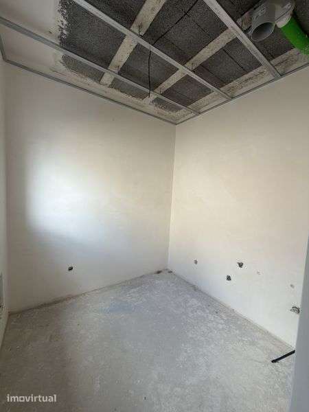 Moradia T4 geminada, térrea, com jardim e garagem em Condeixa-a-Nova - Grande imagem: 3/8