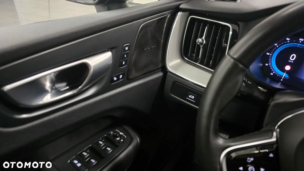 Volvo XC 60 B4 D Plus Dark - 19