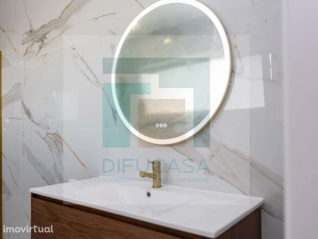 Moradia T3 geminada localizada centro Fernão Ferro - Grande imagem: 4/28