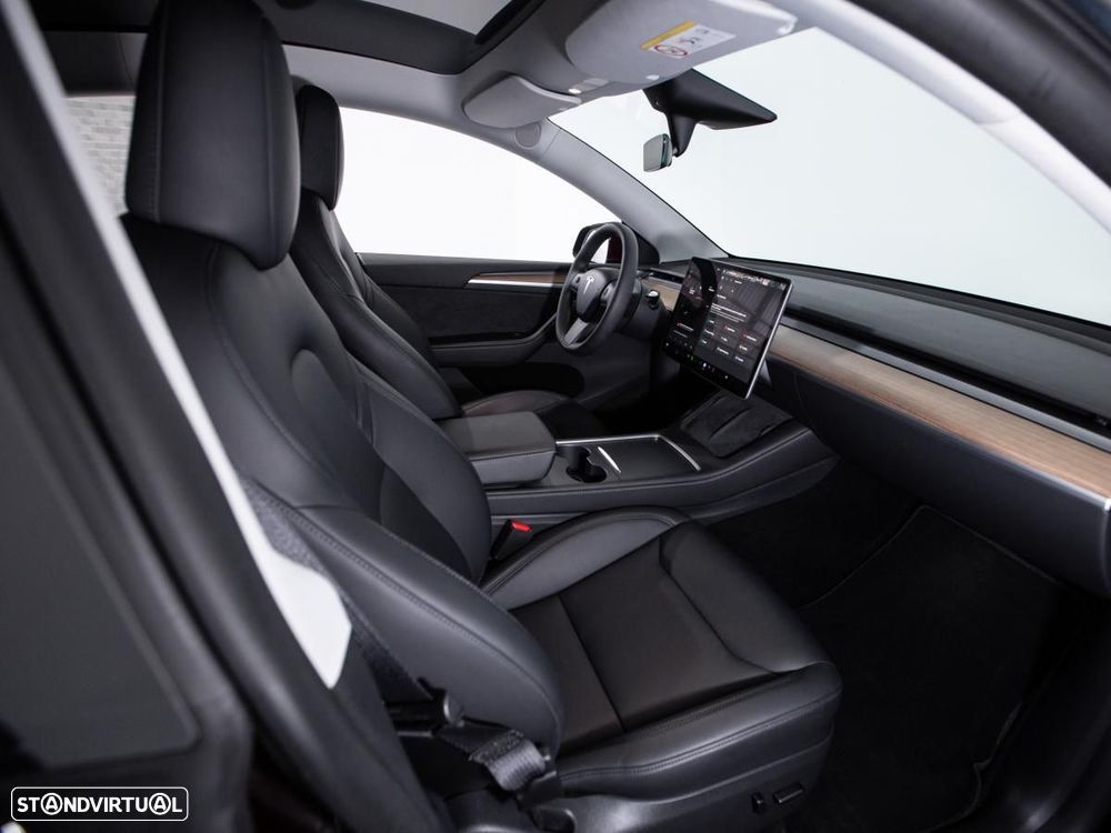 Tesla Model Y Performance Dual Motor AWD - 11