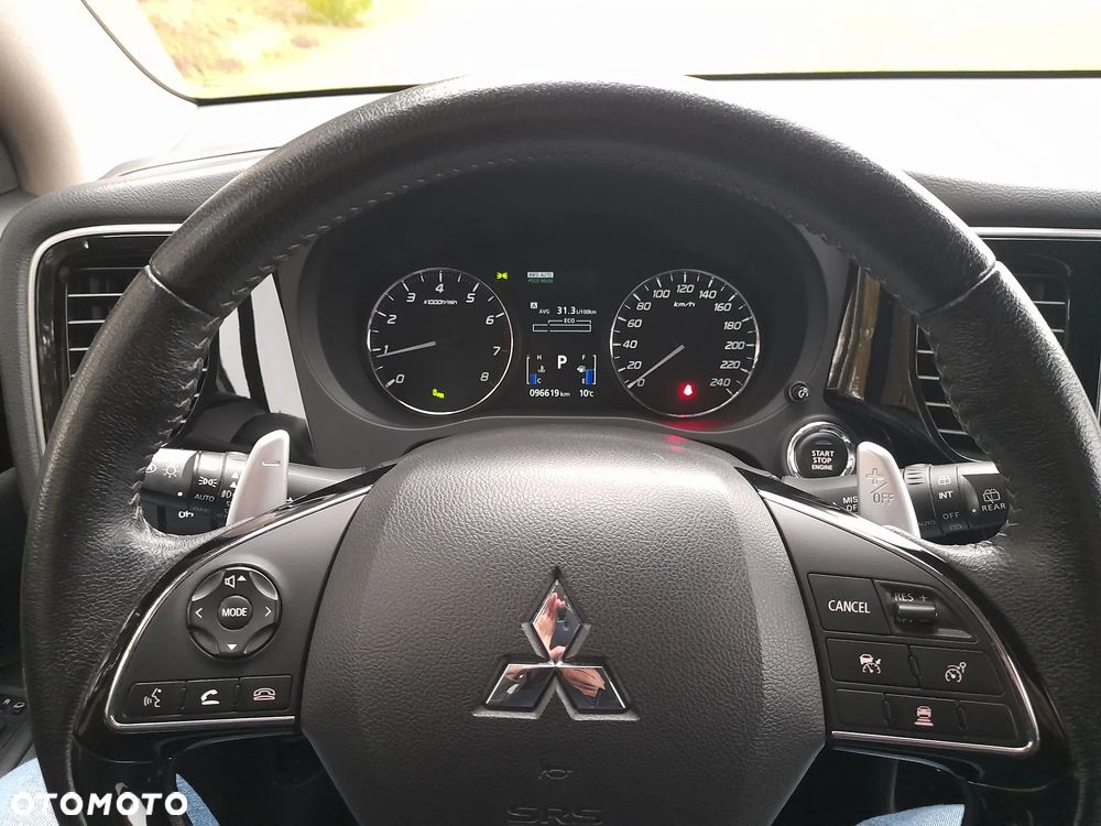 Mitsubishi Outlander 2.0 Instyle + 4WD CVT - 11