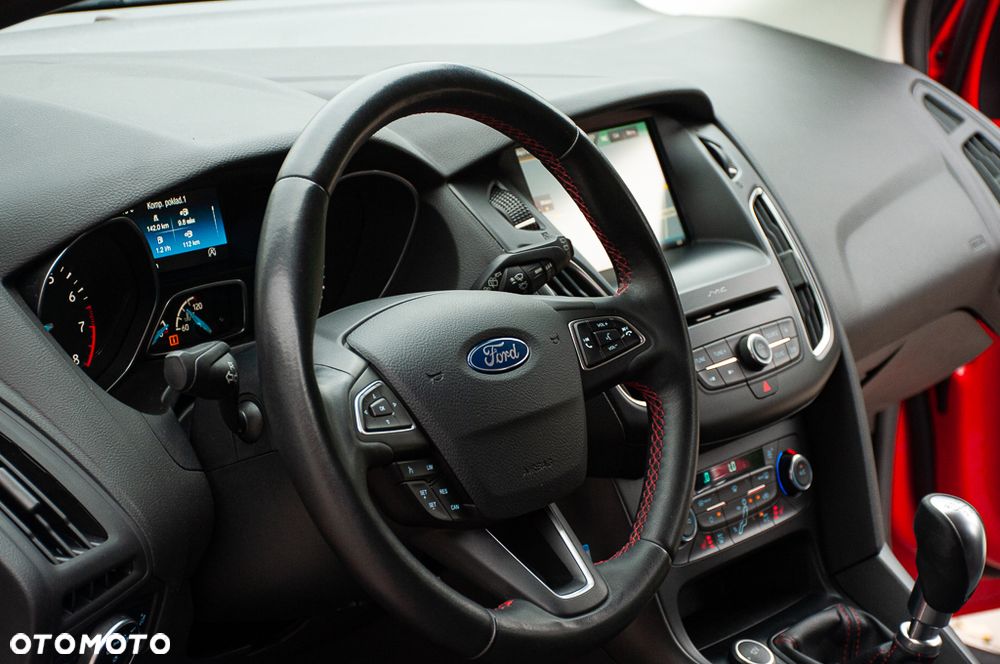 Ford Focus SW 1.5 EcoBoost S&S ST-LINE - 23